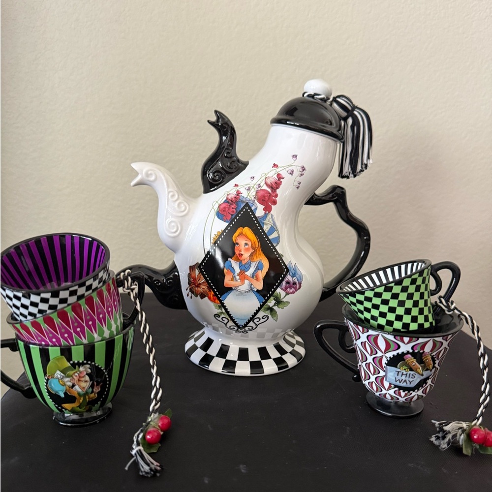 Disney Parks Alice in Wonderland Teapot and Cups Set. Mad Hatter Tea Party .